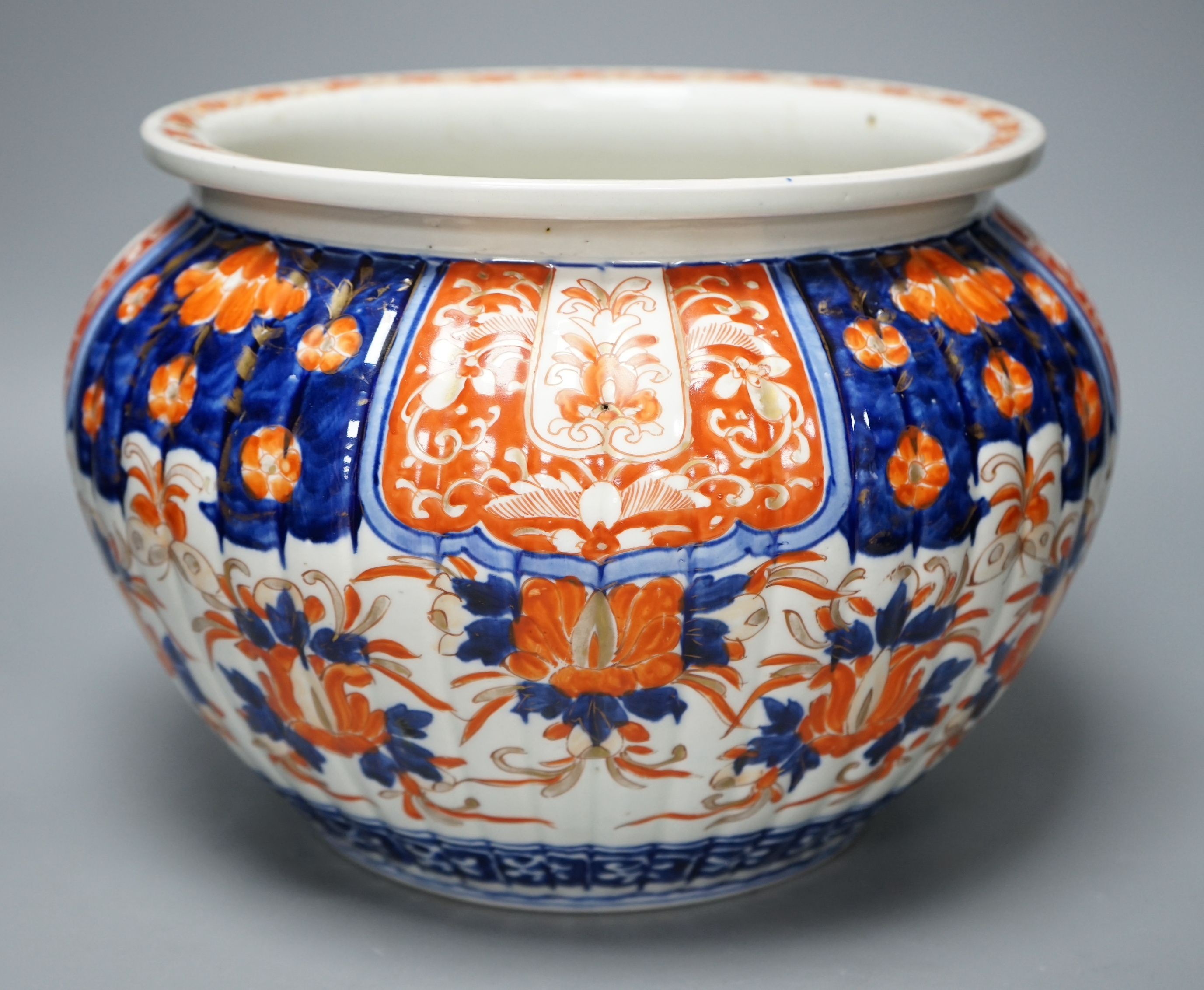 An Imari pattern jardiniere, 26cms diameter